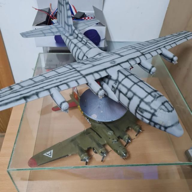 1/72 Zvezda C-130 Hercules WIP. Interior is done and I started preshading and painting. Below is B-17 G in same scale so it's visible how big is it. #scalemodelling #scalemodels #scalemodel #scalemodelaircraft #c130hercules #modelairplanes